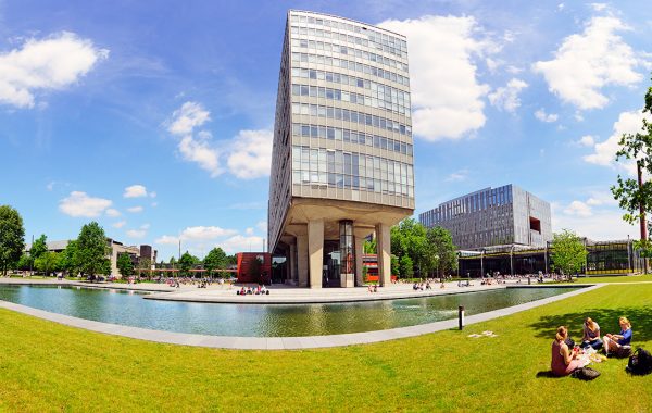 panorama campus Technische Universiteit Eindhoven met vlnr de gebouwen Vertigo, HoofdGebouw, MetaForum en Matrix, groene loper